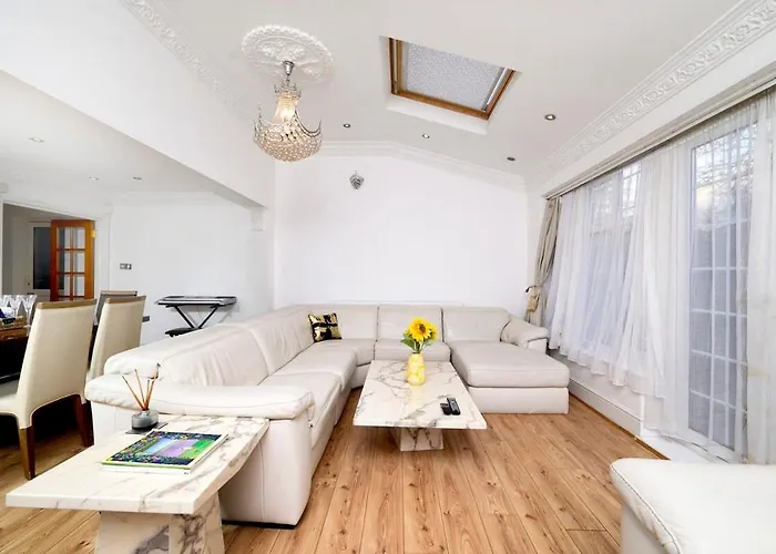 Chic 3Br Home - Eats And Sights Closeby