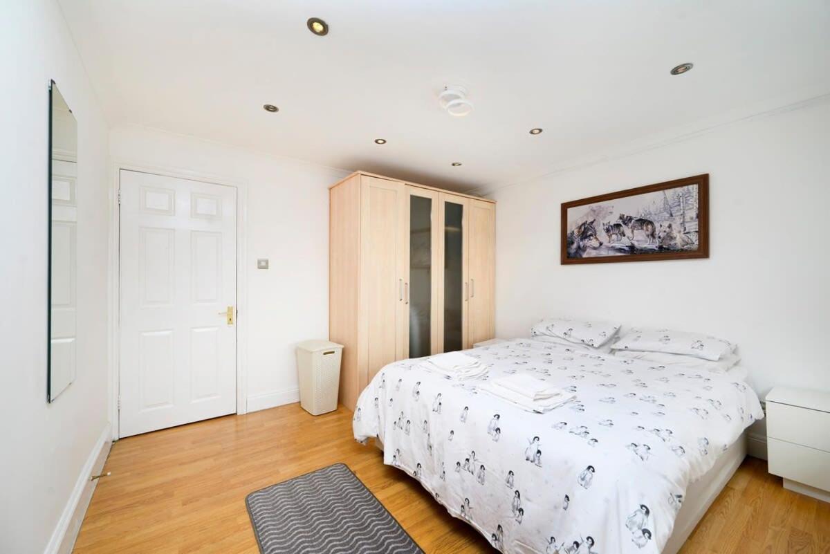 Holiday home Chic 3br - Eats And Sights Closeby *