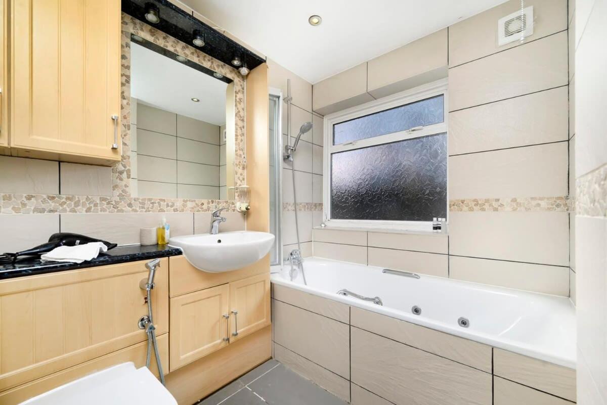 Holiday home Chic 3br - Eats And Sights Closeby London