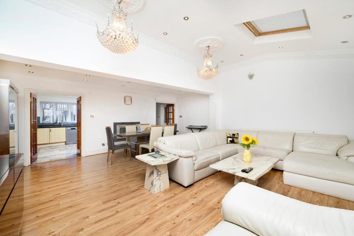 Holiday home Chic 3br - Eats And Sights Closeby