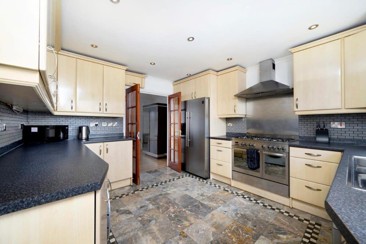 Chic 3br - Eats And Sights Closeby London