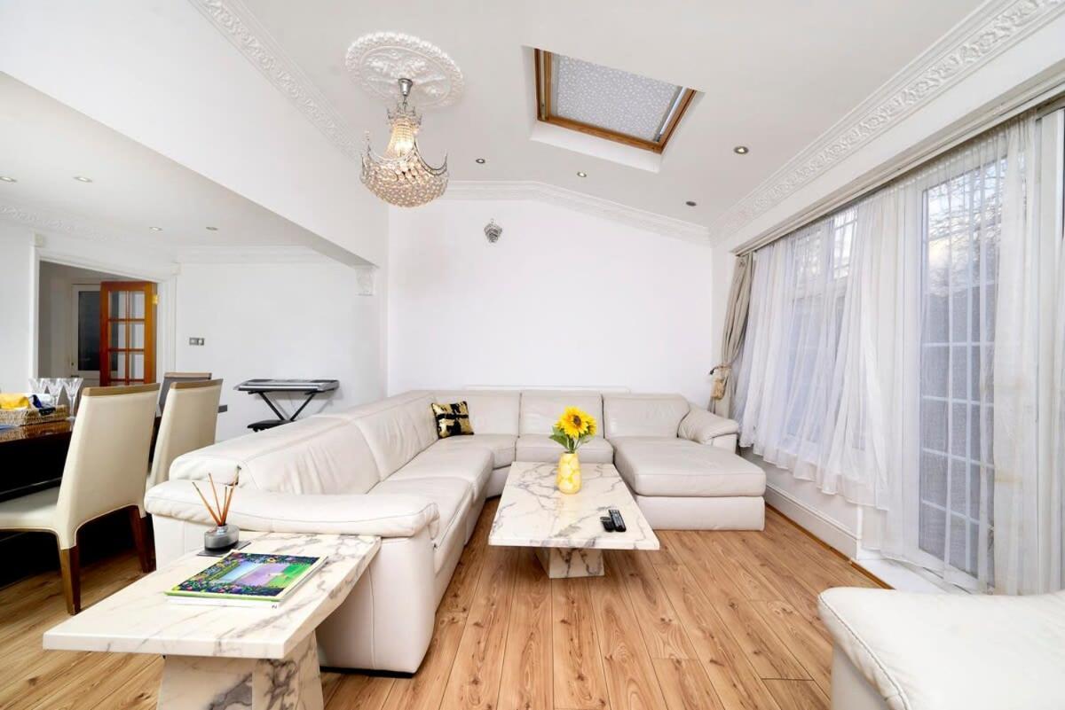 Holiday home Chic 3br - Eats And Sights Closeby London